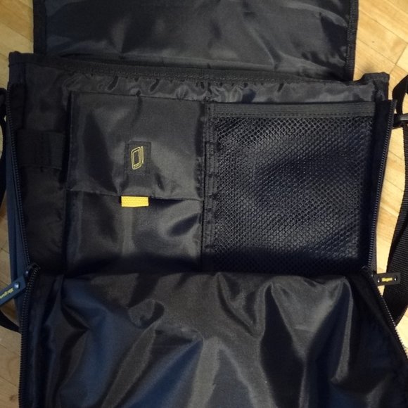 NEW TARGUS TABLET BRIEFCASE/ MESSENGER BAG - Picture 7 of 8